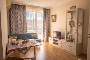 Melia lux apartment في رافدا: غرفة معيشة مع أريكة وطاولة