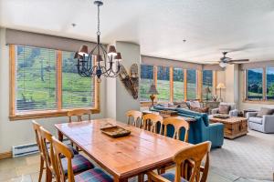 uma sala de jantar e sala de estar com mesa e cadeiras em Torian Plum Creekside 513 em Steamboat Springs