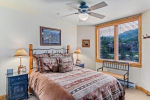 um quarto com uma cama e uma ventoinha de tecto em Torian Plum Creekside 513 em Steamboat Springs