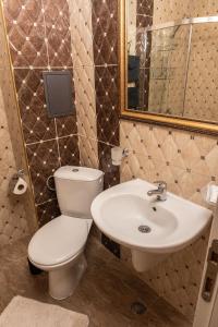 La salle de bains est pourvue de toilettes et d'un lavabo. dans l'établissement Melia lux apartment, à Ravda