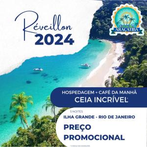 um cartaz de uma praia com barcos na água em Pousada Tropical Araçatiba em Praia de Araçatiba