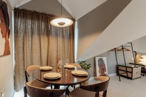 Seating area sa Kotor Central Point