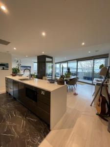 Gallery image of Lakeview Luxe - EV charger, Pool, Gym, Location + in Kingston 