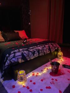 ein Schlafzimmer mit einem Bett mit Lichtern auf einem Tisch in der Unterkunft HomeSparadise Loveroom in Besançon