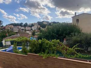 a view of a garden from a brick wall at GRANDIOSO CHALET EN CASTELL DE POBLA MONTORNES in Pobla de Montornés