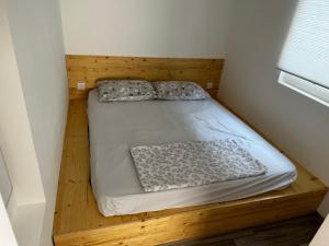 1 cama en una habitación pequeña con 2 almohadas en OASIS Aqualuna & Terme Olimia G110 en Podčetrtek