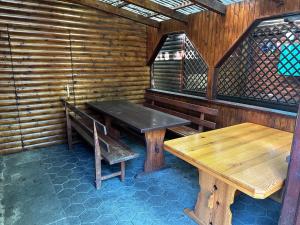 drewniana ławka i stół w kabinie w obiekcie OASIS Aqualuna & Terme Olimia G110 w mieście Podčetrtek