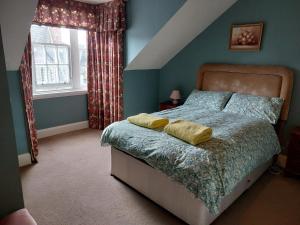 a bedroom with a bed and a window at Stunning 5BR Royal Mile Penthouse in Edinburgh