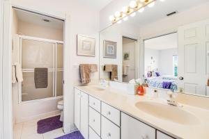 a bathroom with two sinks and a large mirror at Bayshore Panorama in Bradenton