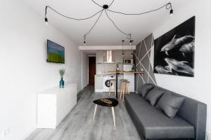 un soggiorno con un divano e un tavolo di Modern studio with see and city view a Benidorm
