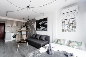 un soggiorno con divano e cucina di Modern studio with see and city view a Benidorm