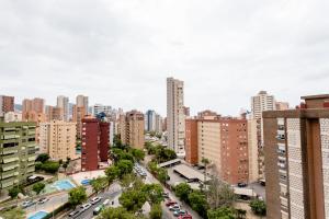 una vista aérea de una ciudad con edificios altos en Modern studio with see and city view en Benidorm