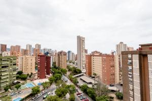 una vista aerea di una città con edifici alti di Modern studio with see and city view a Benidorm
