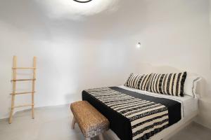 Katil atau katil-katil dalam bilik di Spilia Caves Santorini