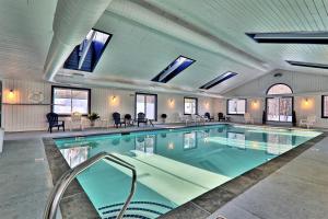 ein großer Pool in einem Gebäude mit Fenstern in der Unterkunft Winterplace F101 in Ludlow