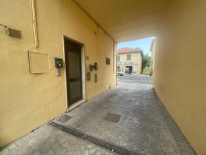 un callejón vacío con una puerta al costado de un edificio en Maison 31, en Santa Marinella