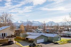 - une vue sur une ville avec des montagnes en arrière-plan dans l'établissement Midtown Anchorage Basecamp, à Anchorage