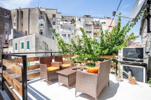 un balcón con sillas y mesas en la parte superior de un edificio en Apartments Sara en Split