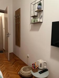 Příslušenství pro přípravu čaje a kávy v ubytování Guest Radic Room Soba