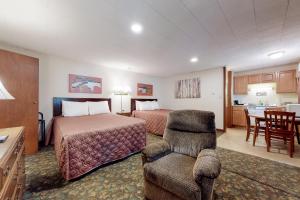 林肯的住宿－Riverbank Connecting Motel Rooms 4 & 6，酒店客房,配有两张床和椅子