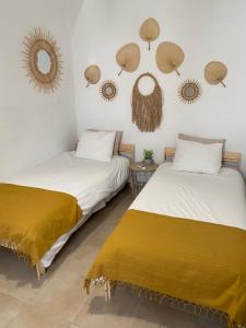 - 2 lits dans une chambre avec des miroirs sur le mur dans l'établissement VISIT MOURA - Solar das Flores, à Moura