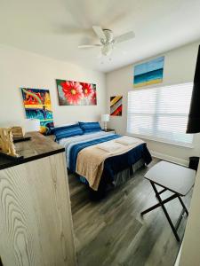 een slaapkamer met een bed en een plafondventilator bij Beach Room, for wonderful Vacation in Panama City Beach