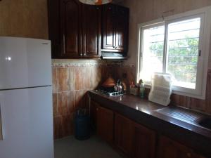 eine Küche mit einem weißen Kühlschrank und einem Fenster in der Unterkunft Chez Mostafa in Douar Ourlali