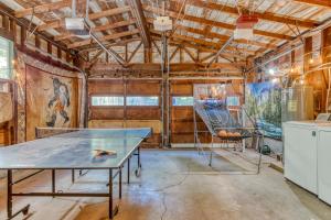 ein Zimmer mit einer Tischtennisplatte in der Unterkunft Sasquatch and Bigfoot in Portland