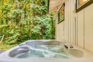 eine Whirlpool-Badewanne im Hinterhof eines Hauses in der Unterkunft Sasquatch and Bigfoot in Portland