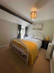 En eller flere senge i et værelse på Yew Tree Cottage, 3 bedroom, 4 Church Row Defynnog