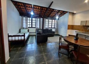 uma sala de estar com um sofá e uma mesa em La Remonta Residence em Ipiabas