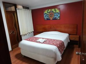 ein Schlafzimmer mit einem Bett und einem Handtuch darauf in der Unterkunft Casa valicha ejecutivo in Cusco