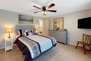 a bedroom with a bed and a ceiling fan at Bampi's Dream in East Lamoine