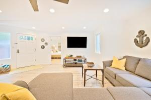 uma sala de estar com um sofá e uma televisão em La Jolla Beach Retreat Compound em San Diego