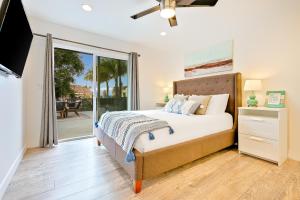 um quarto com uma cama e uma porta de vidro deslizante em La Jolla Beach Retreat Compound em San Diego