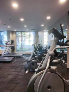 Fitness centrum a/nebo fitness zařízení v ubytování Downtown 3br/2ba+Views+Skytrain+Free Parking