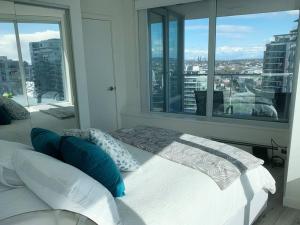 1 dormitorio con 1 cama y vistas a la ciudad en Downtown 3br/2ba+Views+Skytrain+Free Parking, en Vancouver