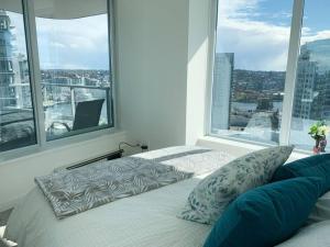 Postel nebo postele na pokoji v ubytování Downtown 3br/2ba+Views+Skytrain+Free Parking