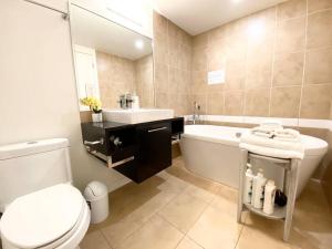 Koupelna v ubytování Downtown 3br/2ba+Views+Skytrain+Free Parking