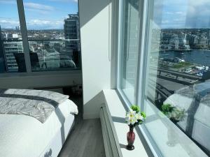 Posezení v ubytování Downtown 3br/2ba+Views+Skytrain+Free Parking + 33 fotografií