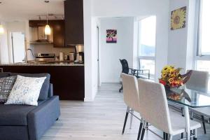 Kuchyň nebo kuchyňský kout v ubytování Downtown 3br/2ba+Views+Skytrain+Free Parking