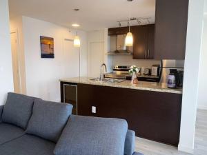Kuchyň nebo kuchyňský kout v ubytování Downtown 3br/2ba+Views+Skytrain+Free Parking