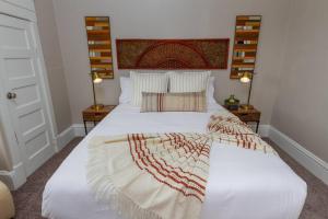 Postel nebo postele na pokoji v ubytování Renovated 2 bed 2 bath Near Arena and Downtown