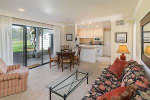 uma sala de estar com um sofá e uma mesa em Silverado Resort and Spa 271 & 272 em Napa