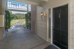 uma porta da frente de uma casa com uma porta preta em Silverado Resort and Spa 271 & 272 em Napa