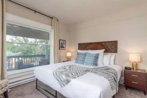 スポケーンにあるHistoric 2 KING BED 1 Bath Near Downtown Spokaneの大きなベッドと窓のある寝室