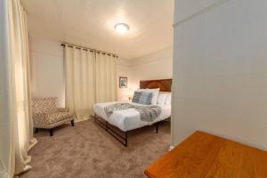 スポケーンにあるHistoric 2 KING BED 1 Bath Near Downtown Spokaneのベッドと椅子のある寝室 +32枚の写真