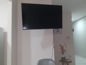 圣罗莎Departamento temporal Mariano的挂在白色墙壁上的平面电视