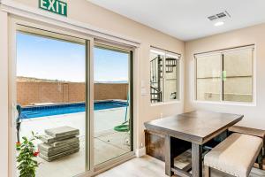 um escritório doméstico com uma mesa e vista para uma piscina em Red Desert Villa em Hurricane