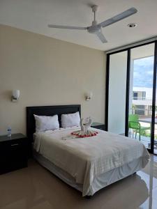Un pat sau paturi într-o cameră la Hotel & Suites Yuca Ville Siglo XXI